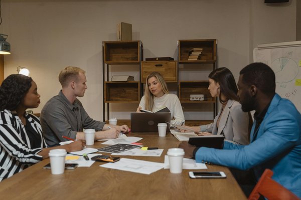 Briller dans le monde des affaires : quelques astuces incontournables pour y arriver